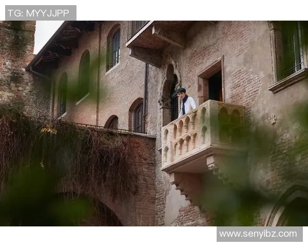 意大利街头漫步的足球明星们与城市风景的完美邂逅 意大利街头漫步的足球明星们与城市风景的完美邂逅